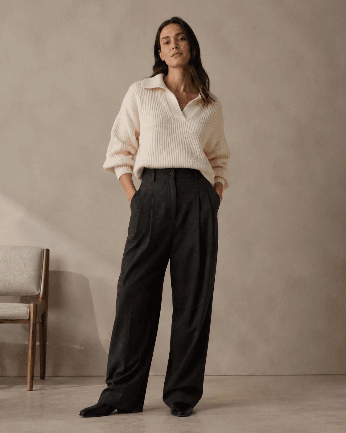 Maille côtelée écrue avec pantalon anthracite