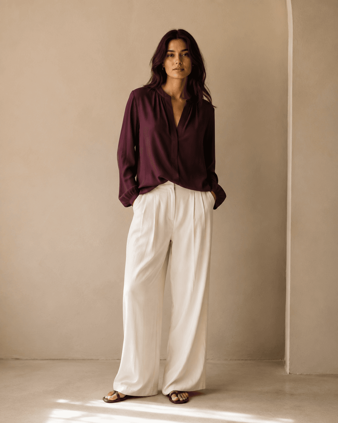 Blouse aubergine avec pantalon fluide écru
