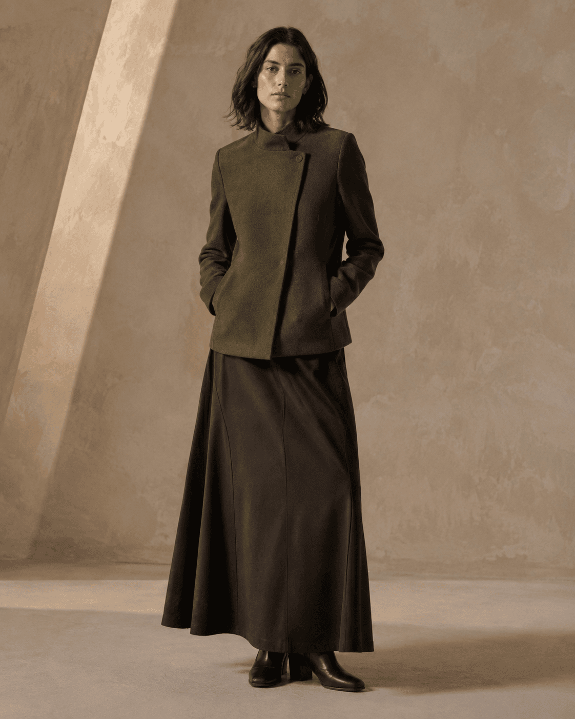 Veste en laine olive avec jupe longue foncée